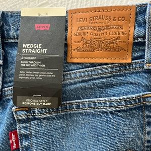 Women’s Levi’s wedgie straight jean size 27